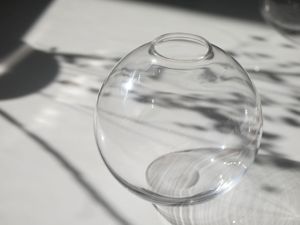 スガハラ（Sghr）ブランドのフィオラフラワーベース。ソーダガラス製の手作り花瓶で、繊細な気泡が特徴的です。