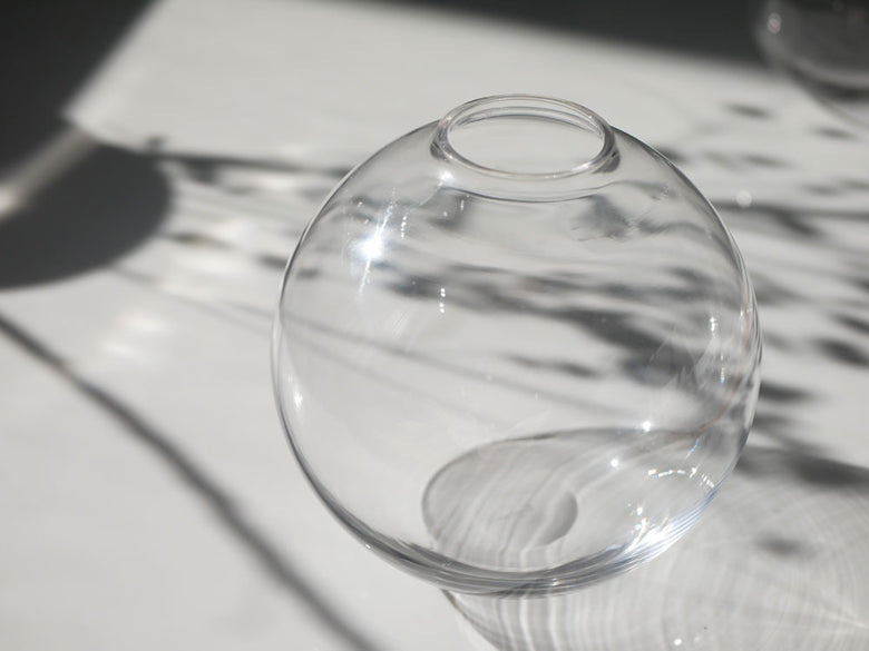 スガハラ（Sghr）ブランドのフィオラフラワーベース。ソーダガラス製の手作り花瓶で、繊細な気泡が特徴的です。