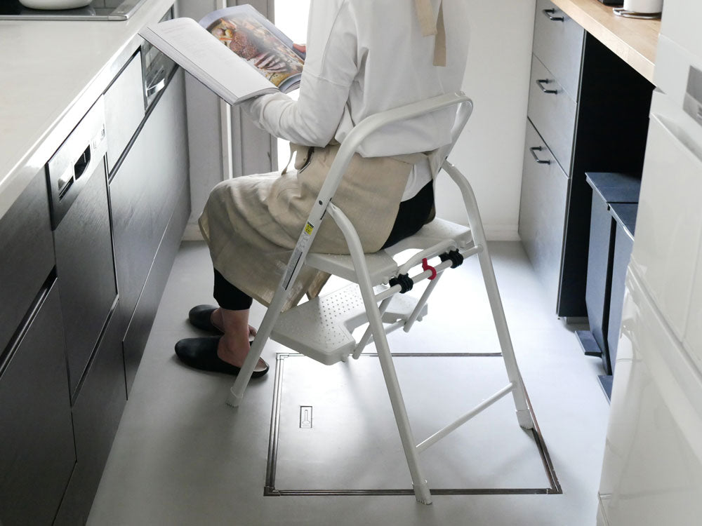 CB JAPANの折りたたみ三段ステップ