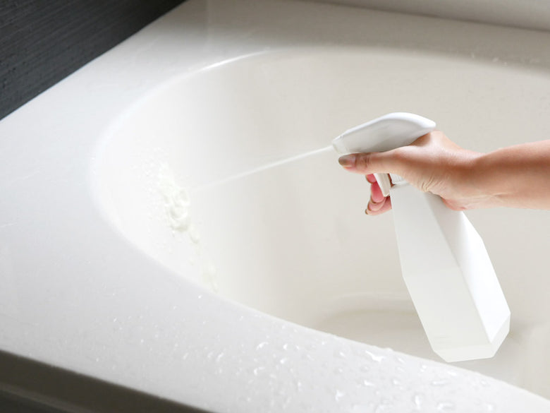 サラサデザインの500ml 2wayスプレーボトル。360度回転可能なHDPE製で、幅6cm×奥行き6cm×高さ23.5cmのデザイン