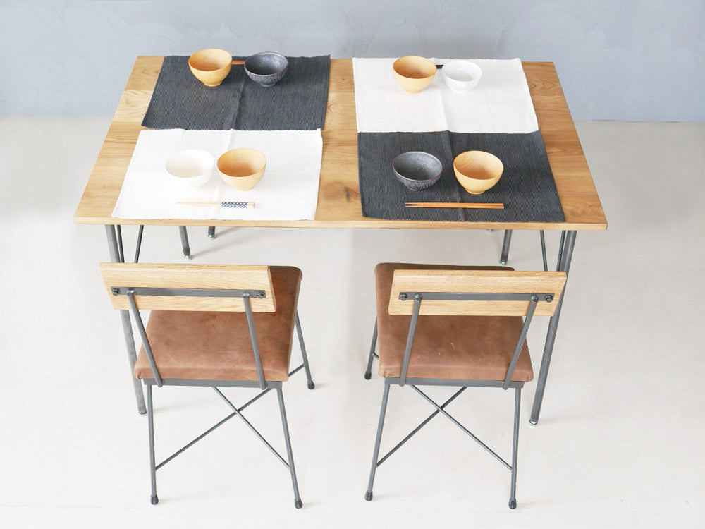 SIKAKU製オーク無垢集成材ダイニングテーブル、クリアラッカー塗装の鉄脚付き