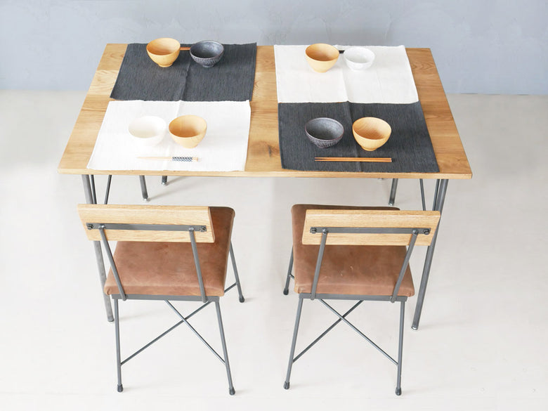 SIKAKU製オーク無垢集成材ダイニングテーブル、クリアラッカー塗装の鉄脚付き