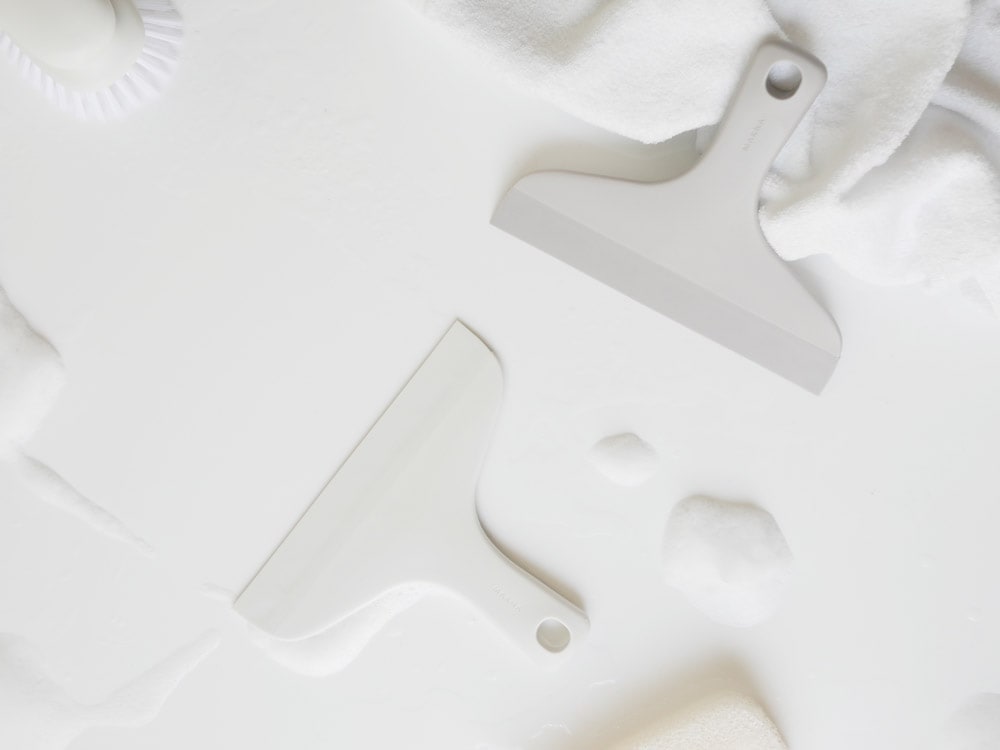 白色のマーナ製お風呂用スキージー