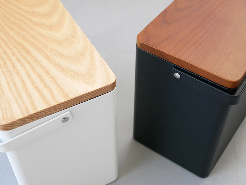 towerブランドのスチール製救急箱、木製蓋付き