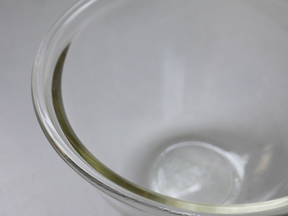 HARIOの耐熱ガラス製ボウル3個セット。異なるサイズのボウルが並んでいる