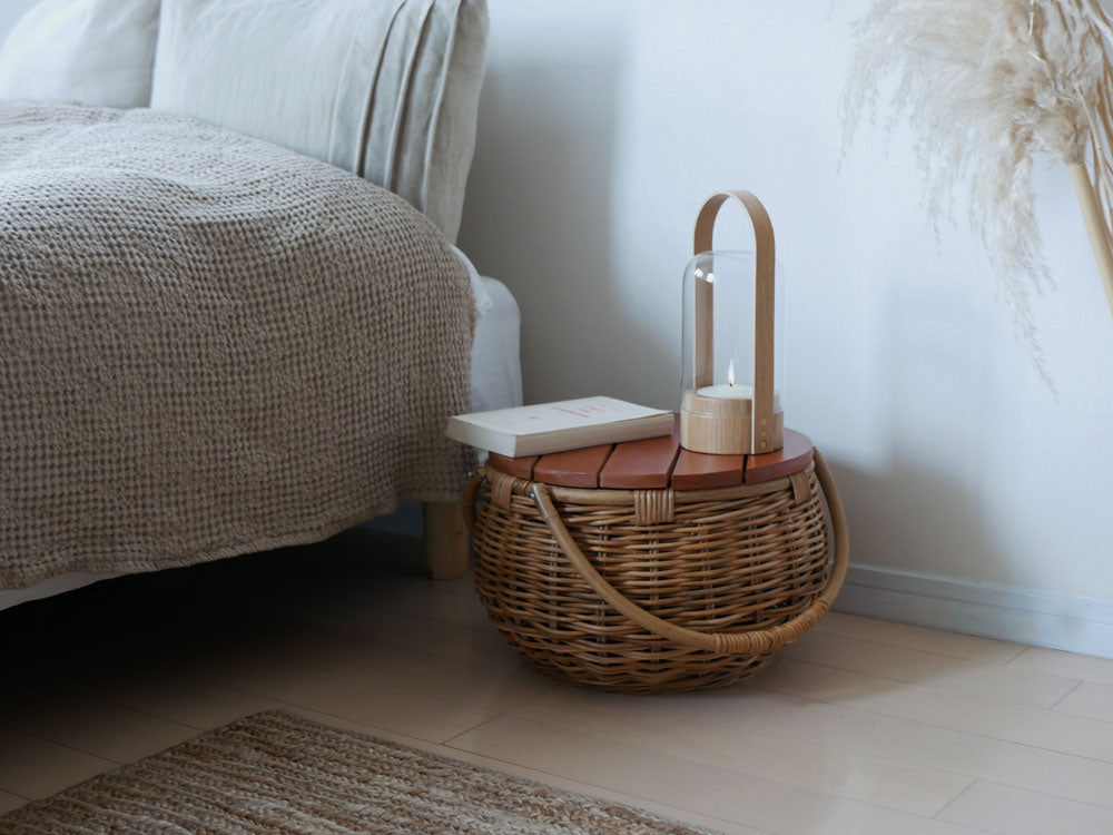 ラタンの蓋がテーブルになるバスケット