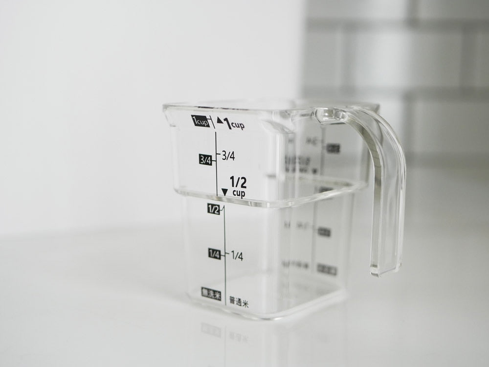 タワー（YAMAZAKI）製のシンク下設置用密閉型米びつと付属アクリル計量カップ