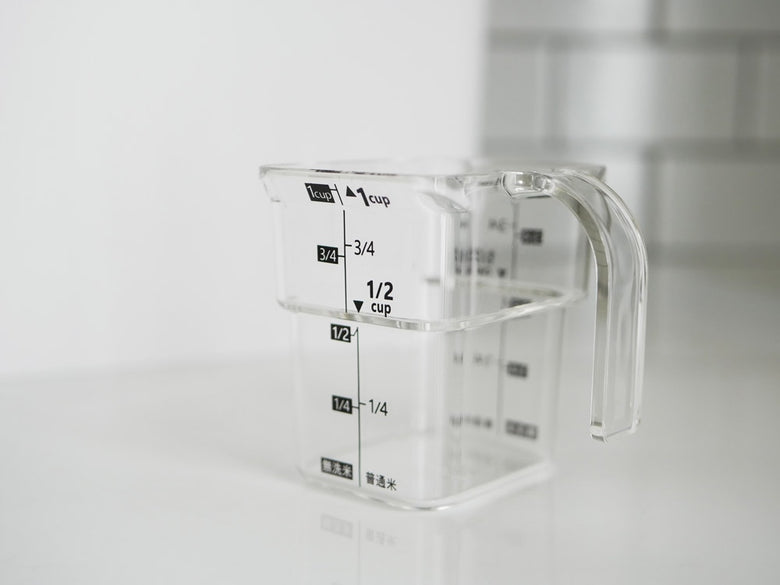 タワー（YAMAZAKI）製のシンク下設置用密閉型米びつと付属アクリル計量カップ