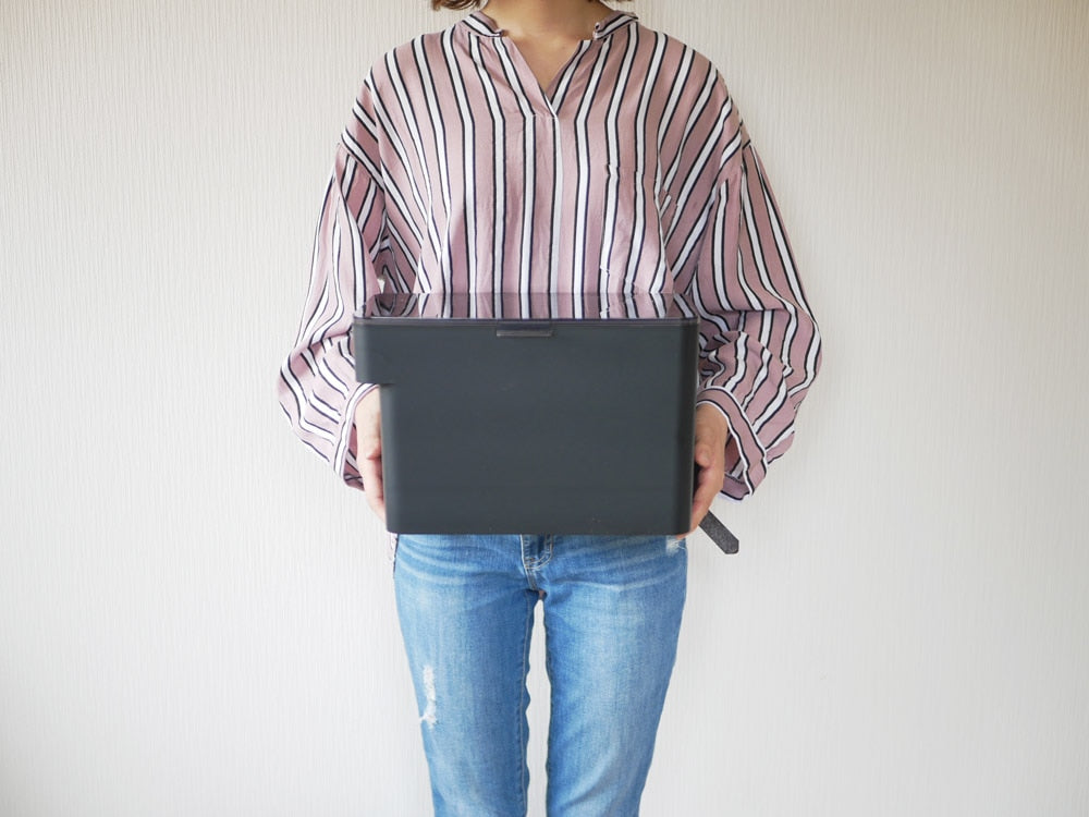 タワー（山崎）製の密閉シンク下米びつで、アクリル計量カップが付属しています