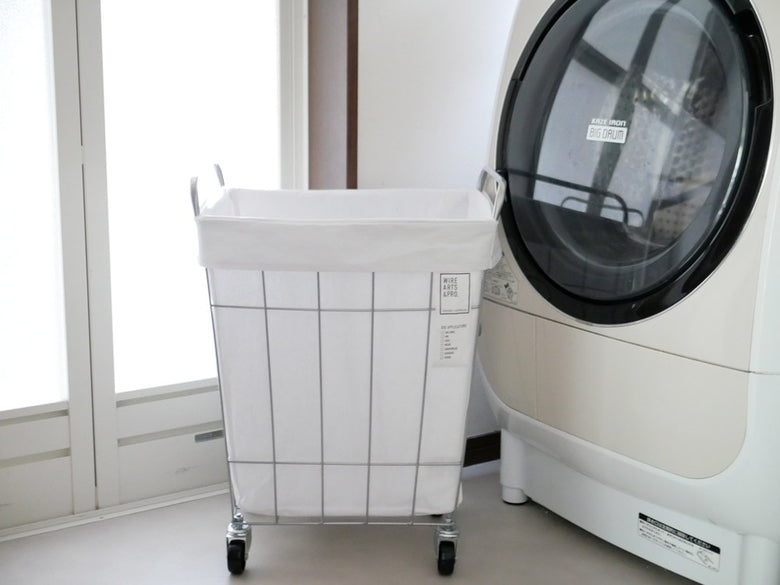 BRIDのランドリーストレージ45L。スチール製でキャスター付き、洗濯室に設置されています。