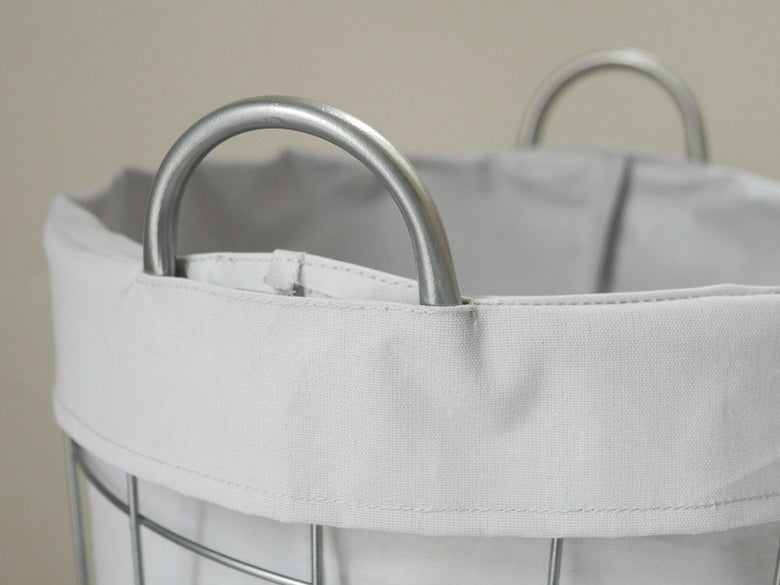 BRIDブランドのグレーとシルバーの持ち手付きラウンド型ランドリーストレージバスケット