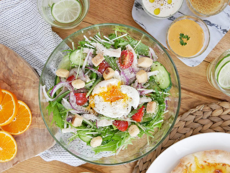 サラダが盛られたリューズガラスのラウンドボウル