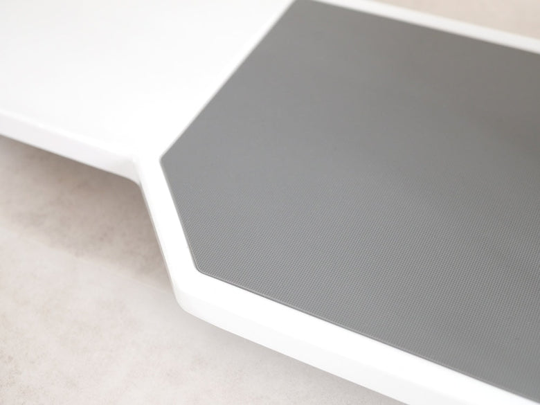 YAMAZAKIタワー製の銀色スチールコンロ奥ラック。キッチンのコンロ下に設置するシンプルなデザインの収納棚