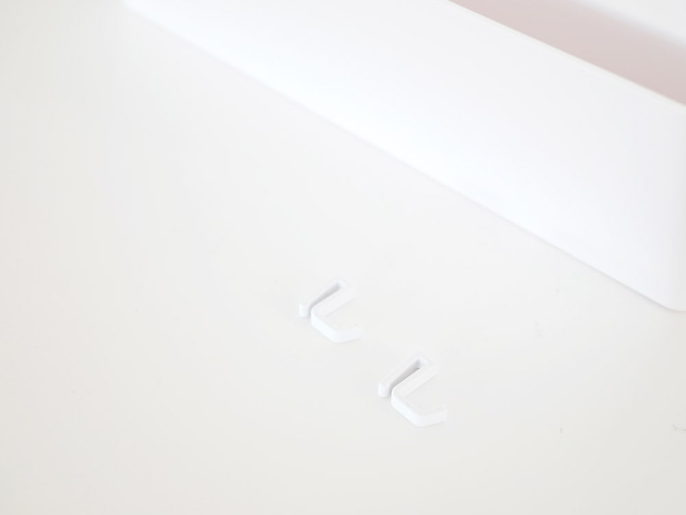 ホワイトの洗濯機横マグネット収納ポケット3段