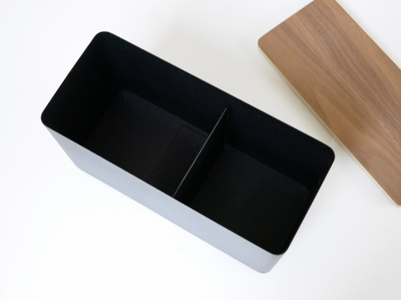 ヤマザキのスチールと木製のサニタリー収納ケース