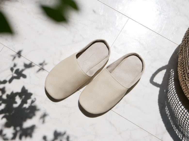 sarasa designのブラウンとグレーの合成皮革プレーンステッチルームシューズ