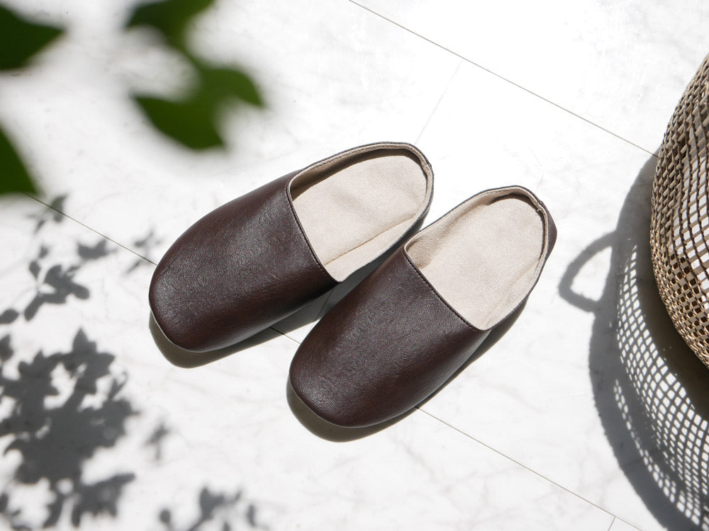 サラサデザインのプレーンステッチルームシューズ。茶色、黒、灰色、銀色の合成皮革とポリエステル製で作られた快適なドレススリッパ。