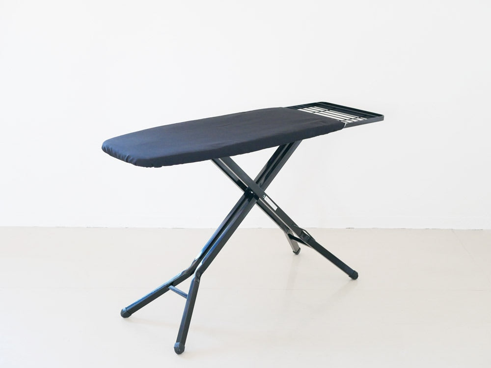 YAMAZAKI/toscaのスタンド式アイロン台【tower/トスカ】。麻・綿の布が広がったスチールフレームと天然木の脚が特徴的なデザイン。