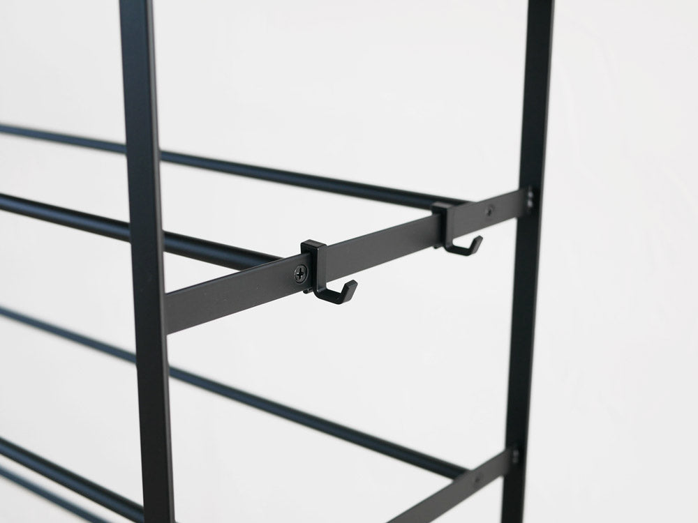 YAMAZAKI/towerの天板付きシューズラック。スチール製の棚と天然木の天板が組み合わさったデザインで、幅66cm、高さ87cmのメタル製シューズラック