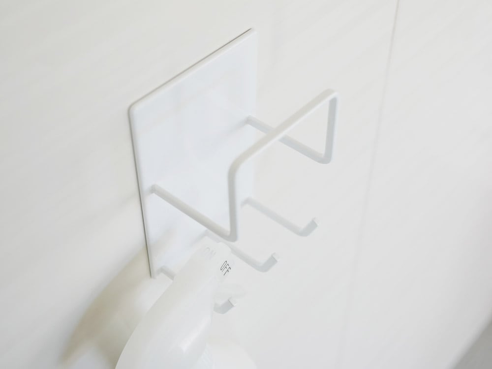 Yamazaki製白いマグネットバスルームクリーニングホルダー