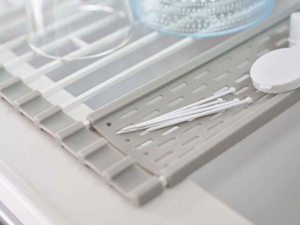 シルバーの折り畳み式食器水切りラック