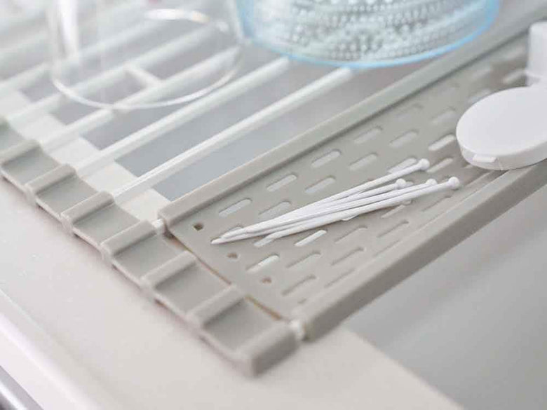 シルバーの折り畳み式食器水切りラック