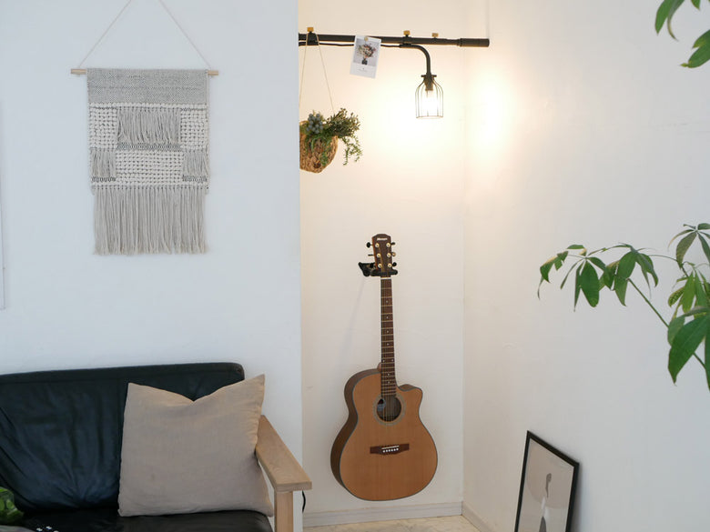 壁にギターを掛けるドローアラインテンションロッドとフックの設置