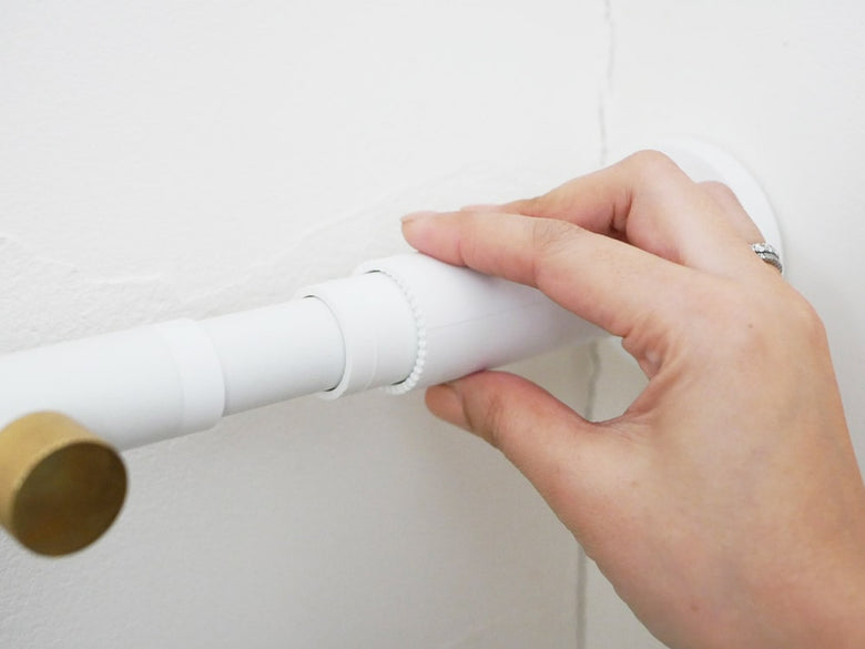 壁に設置されたドローアライン002テンションロッド