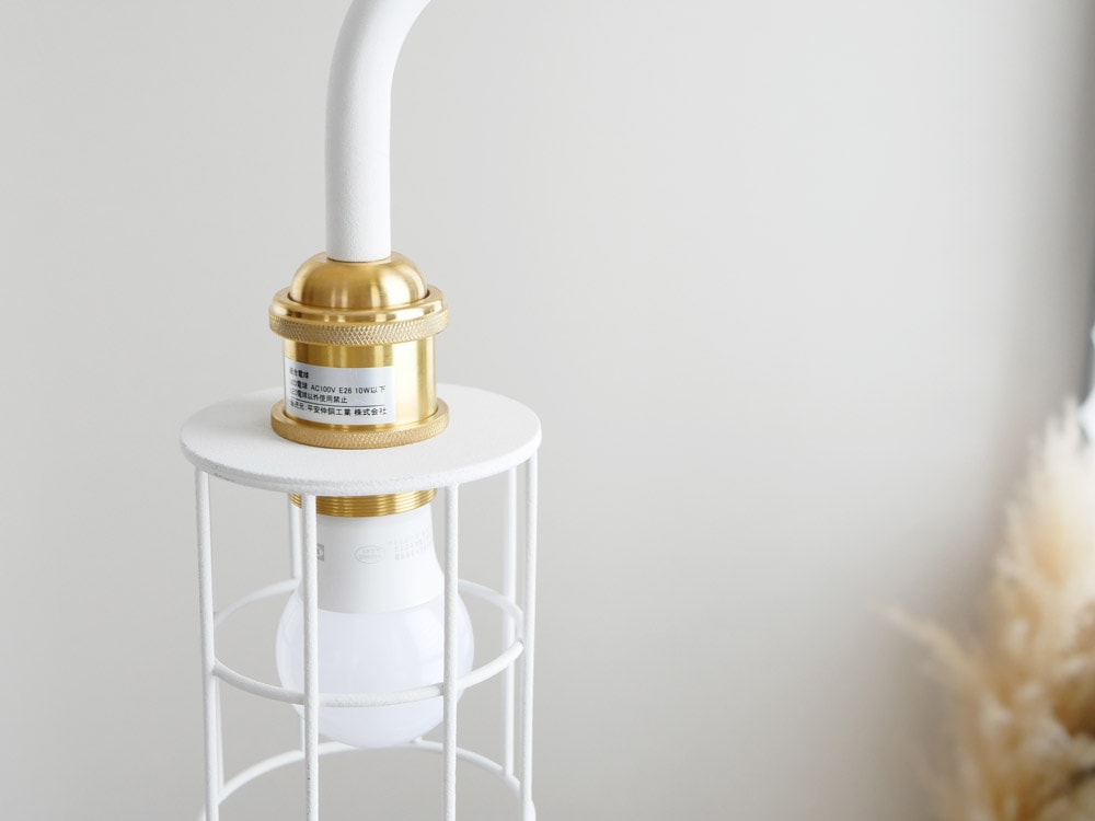 真鍮製のシリンダー形状の照明器具