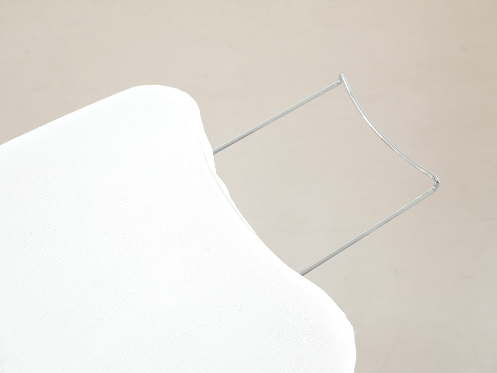 白いプラスチック製の軽量スタンド式アイロン台