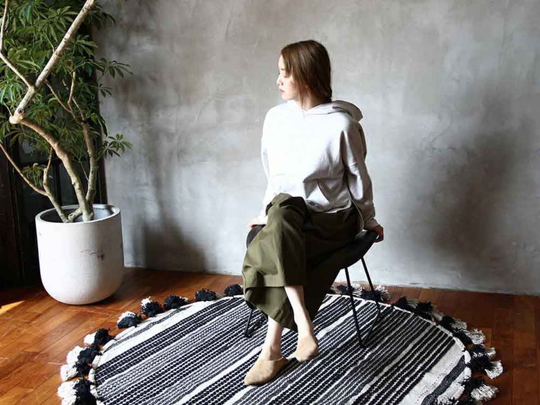 木製フローリングの上に敷かれたマット