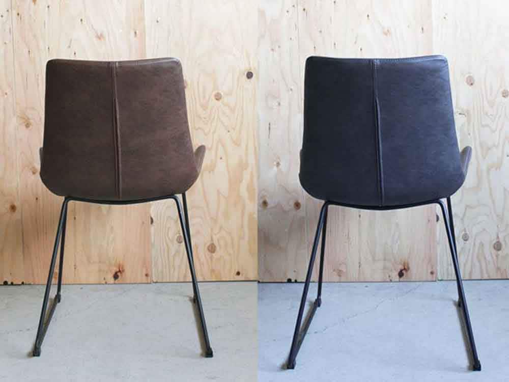 ライトブラウンのa.depecheウィングチェアと木製床