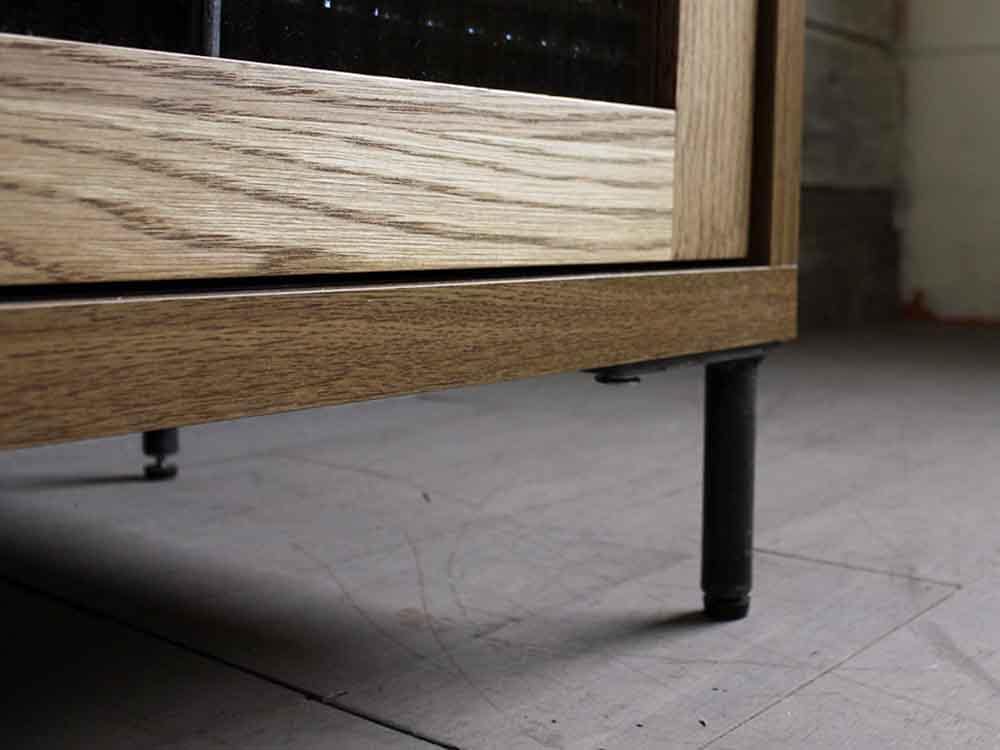 アデペシュのオーク無垢スライドガラスキャビネット