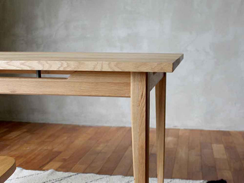 オーク無垢材のソロダイニングテーブル
