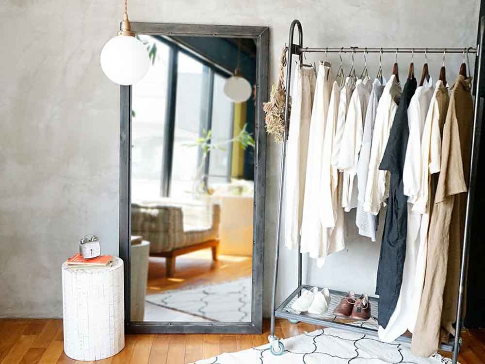 インテリアに置かれたアデペシュ社のスタイリッシュなミラー