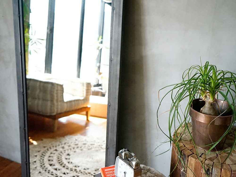 自然素材の鉢植えと観葉植物