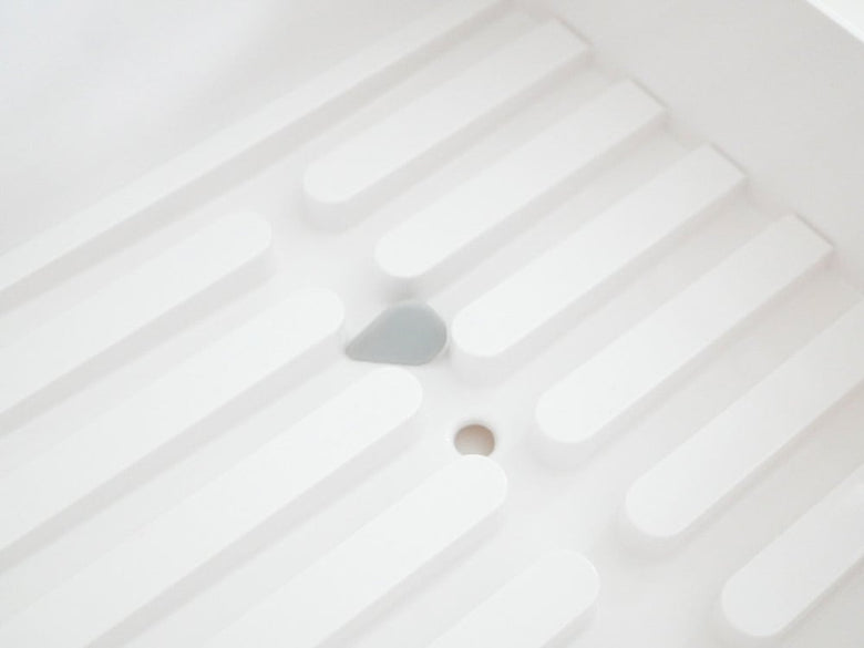 YAMAZAKI/towerブランドのプラスチック製ABS樹脂水切りバスケット。キッチンで食器の排水に使用。