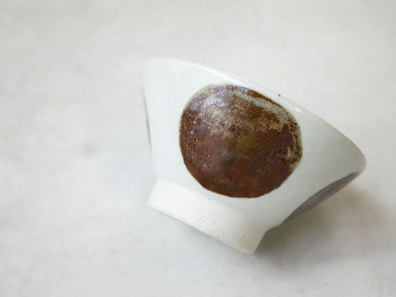 銀色のリングが付いた美濃焼のOTOHAボウル