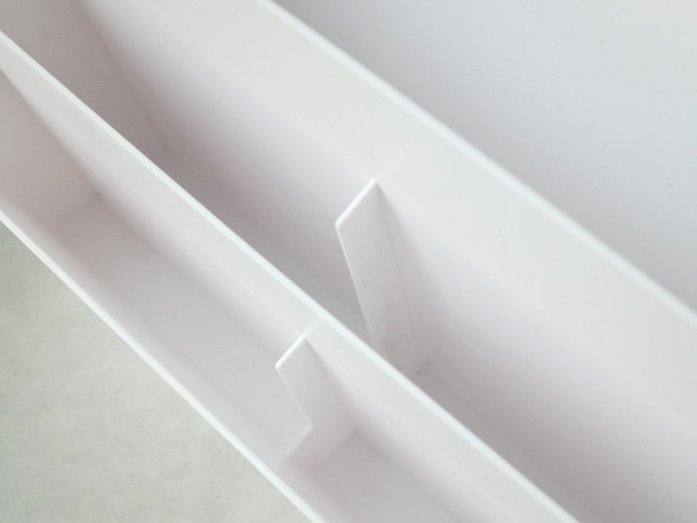 冷蔵庫横に設置した3段マグネット収納ポケット