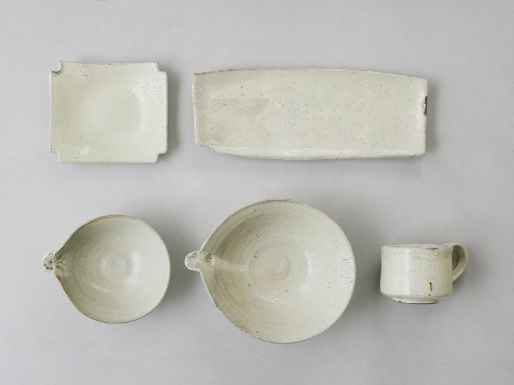 南窯エディションの手作り陶器菓子皿。荒粉引きの釉薬が施され、隅が切られた特徴的なデザインのセラミック製プレート。約15cmサイズ。