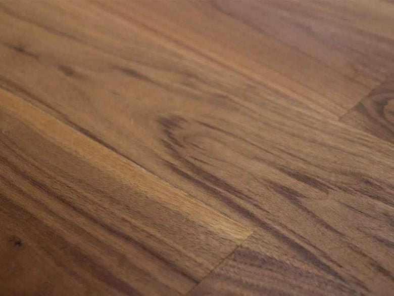 ウォルナットの木製ダイニングテーブルとスチール脚