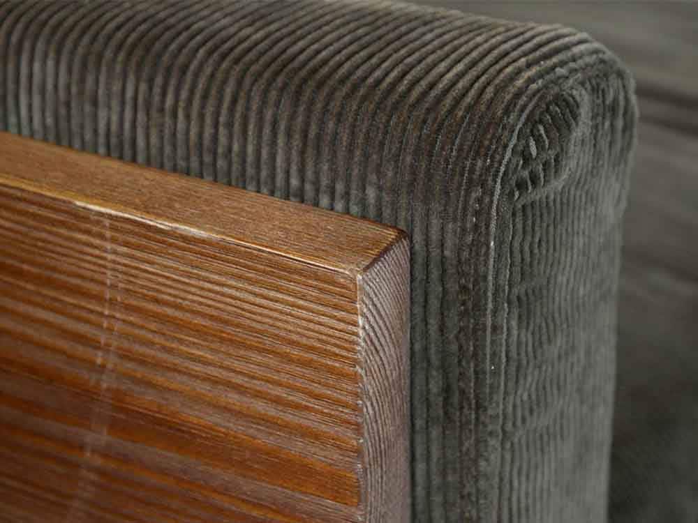 ブラウンの木製ウォームソファがリビングに配置されている