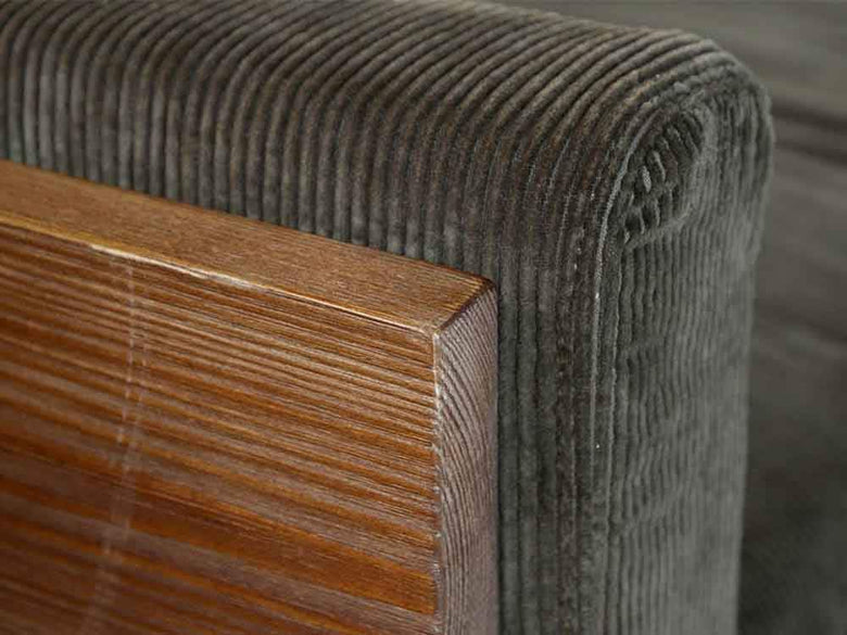 ブラウンの木製ウォームソファがリビングに配置されている