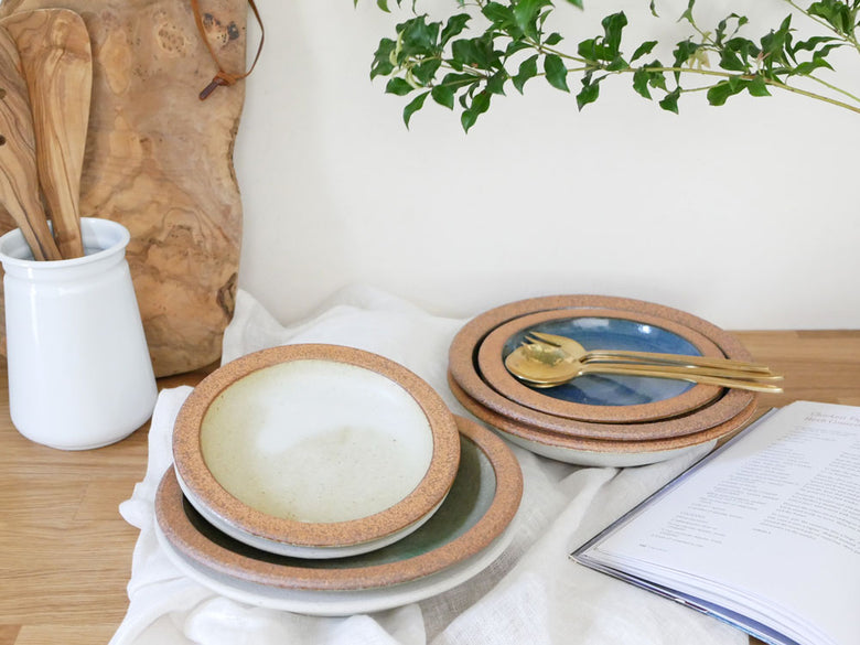 アデペシュの日本製陶器プレートとスプーン