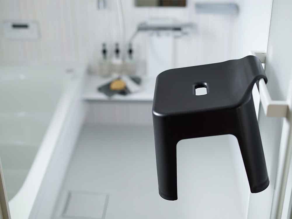 YAMAZAKIタワー引っ掛け風呂イスが浴室に設置されている