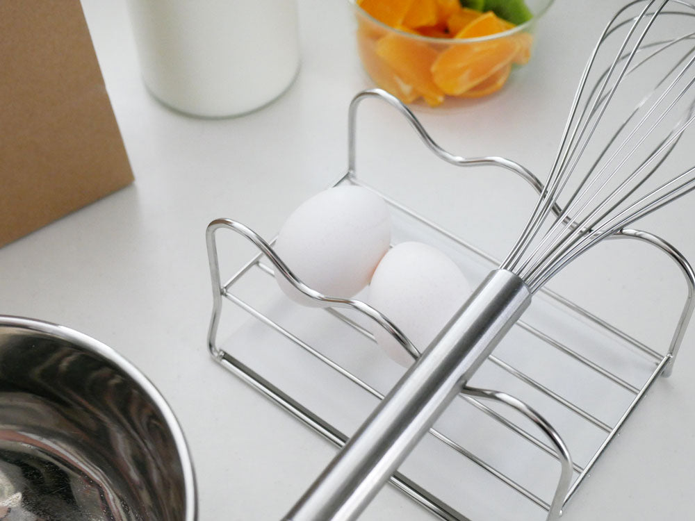 泡立て器と卵を置いたUtaUマルチスタンド