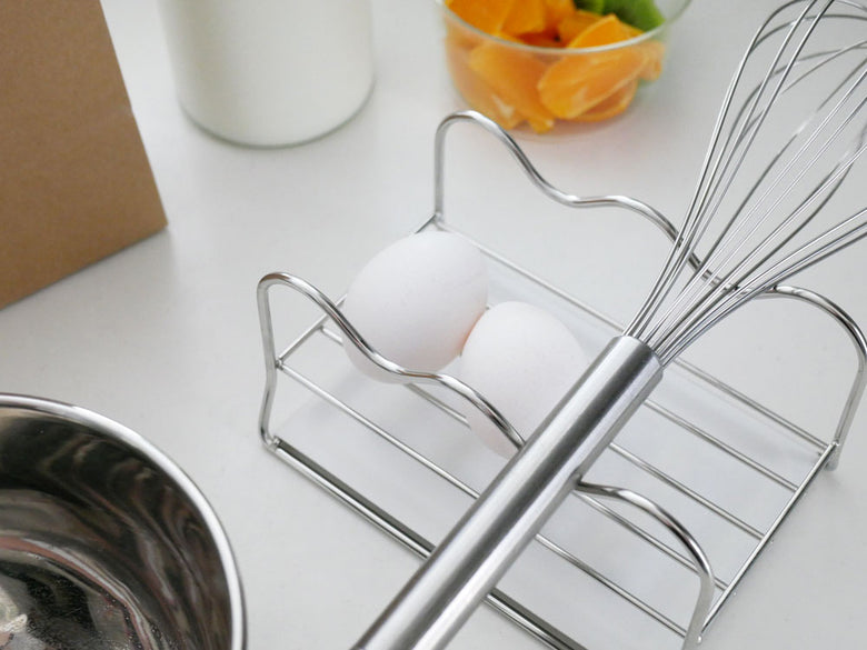 泡立て器と卵を置いたUtaUマルチスタンド