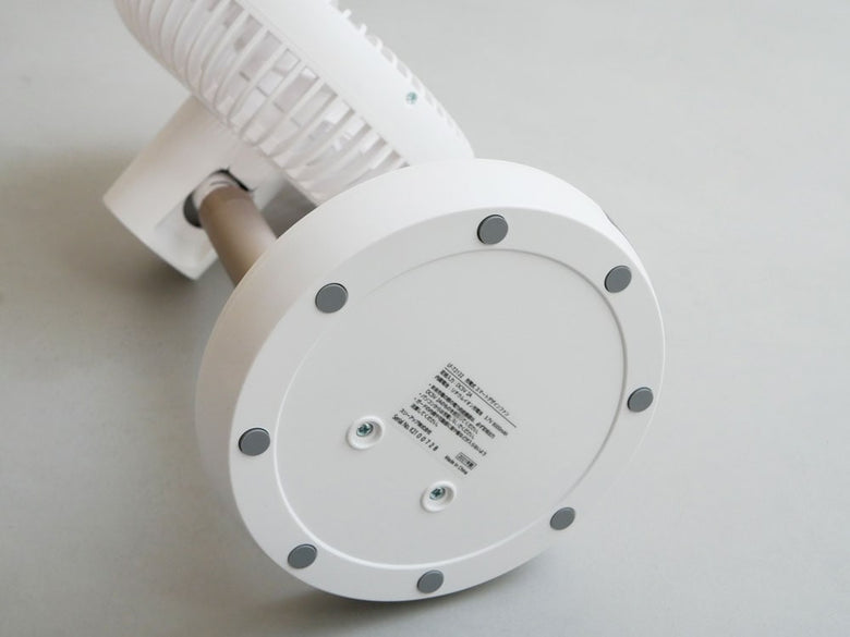 THREEUP充電式スマートデザインファンのシルバーモデル