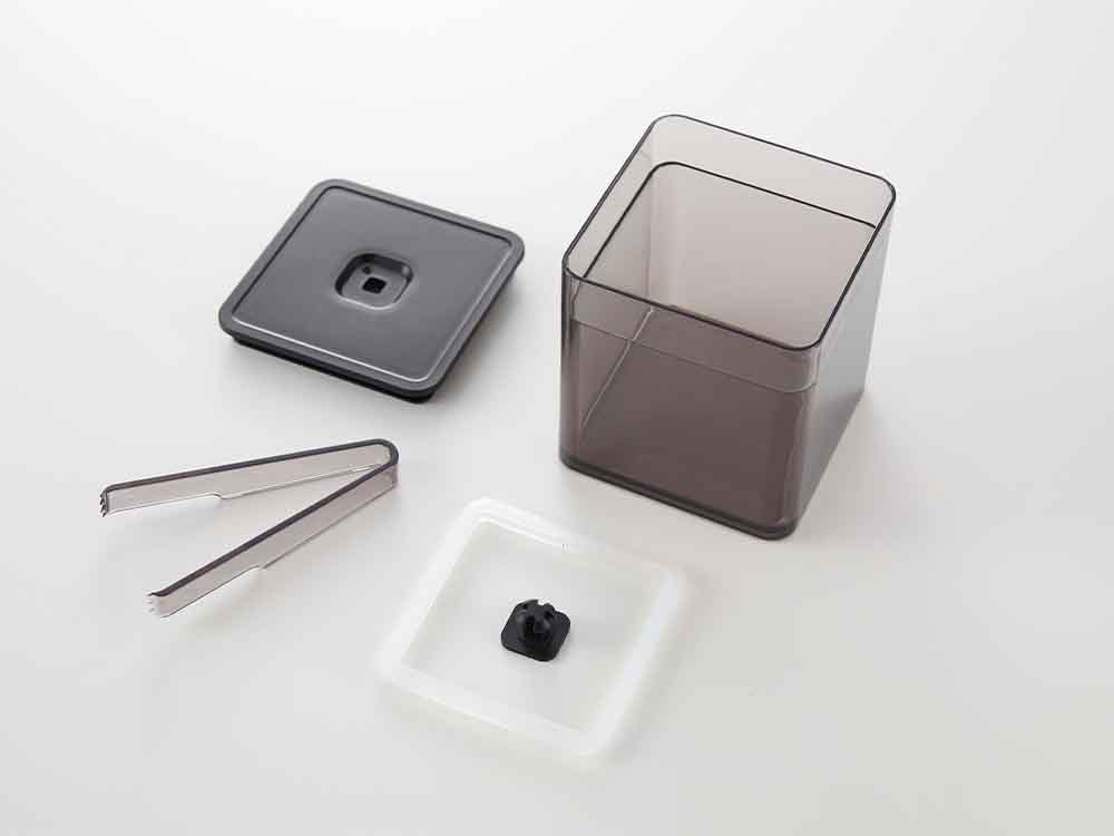 蓋とトレイ付きプラスチック保存容器