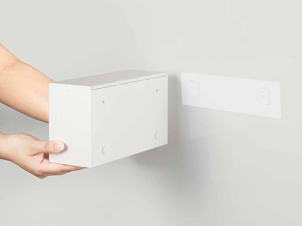 ヤマザキタワー製プラスチックウォールペーパーホルダーが壁に取り付けられている